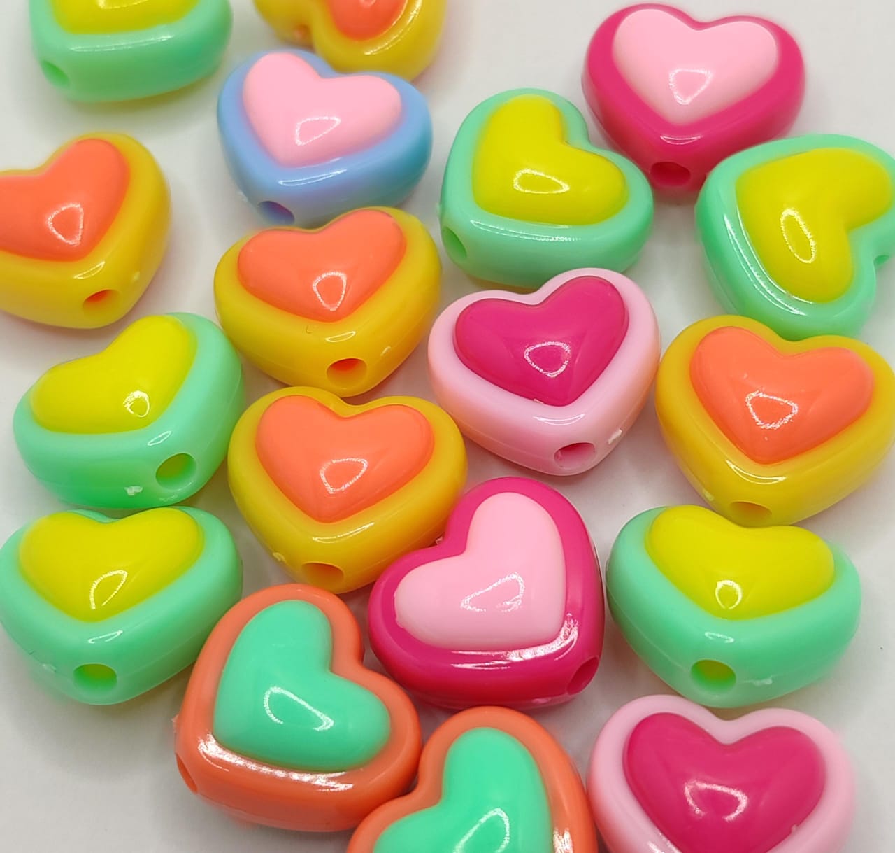 PAQUETE DE ACRILICO CORAZONES MULTICOLORES