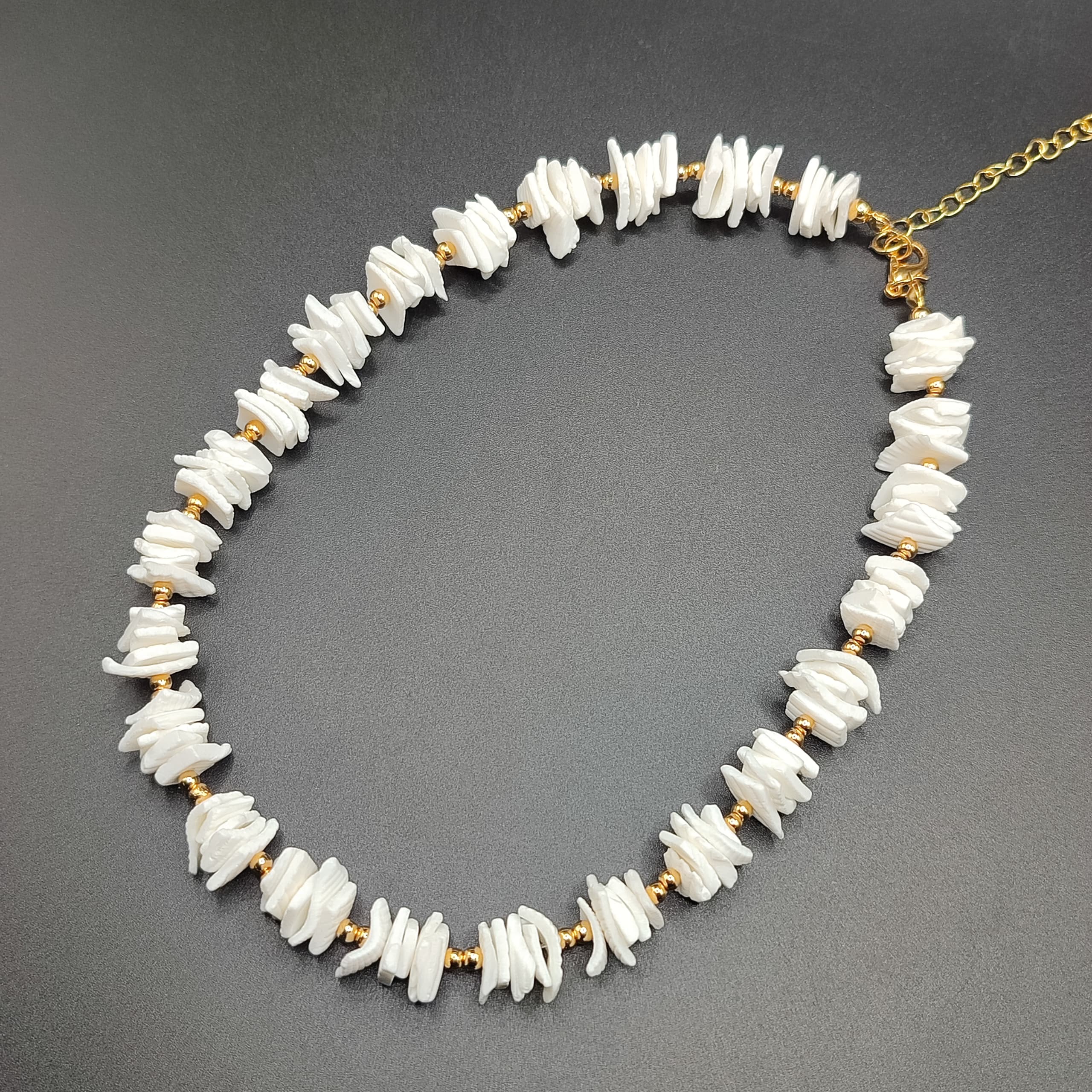 COLLAR DE CONCHAS PLANAS BLANCAS