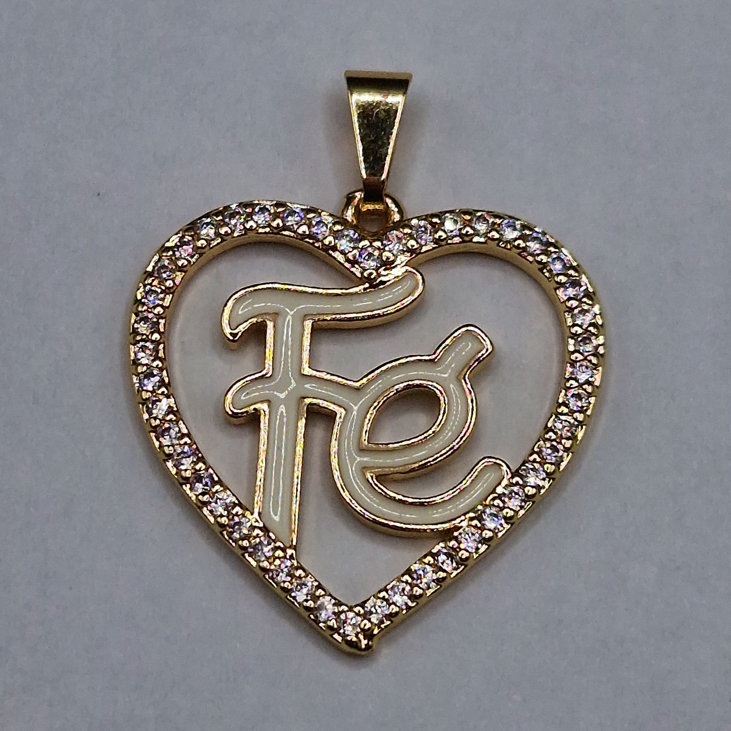 DIJE DE CIRCON CORAZON CON FE BLANCA