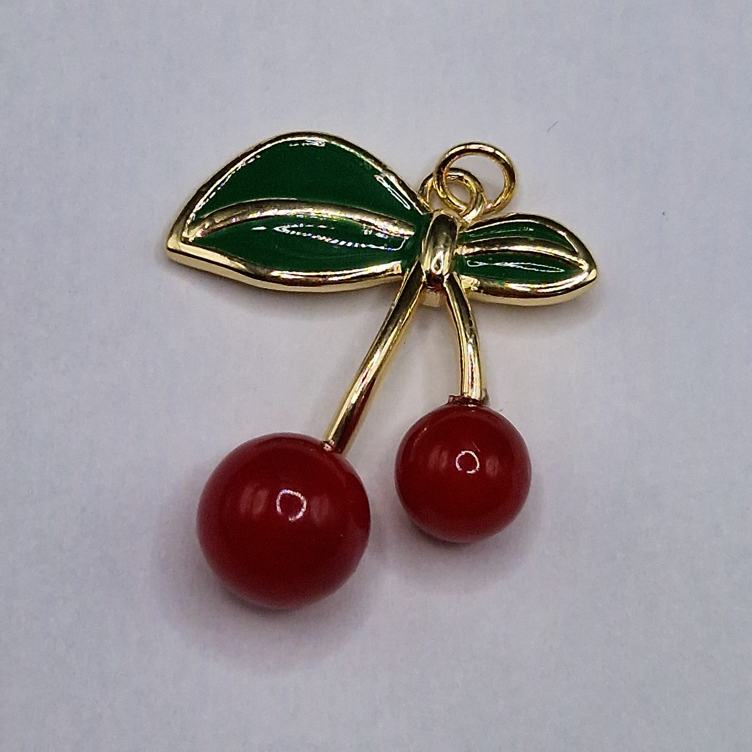 ORO CHINO DIJE DE CEREZA CON HOJITAS VERDES 26X30