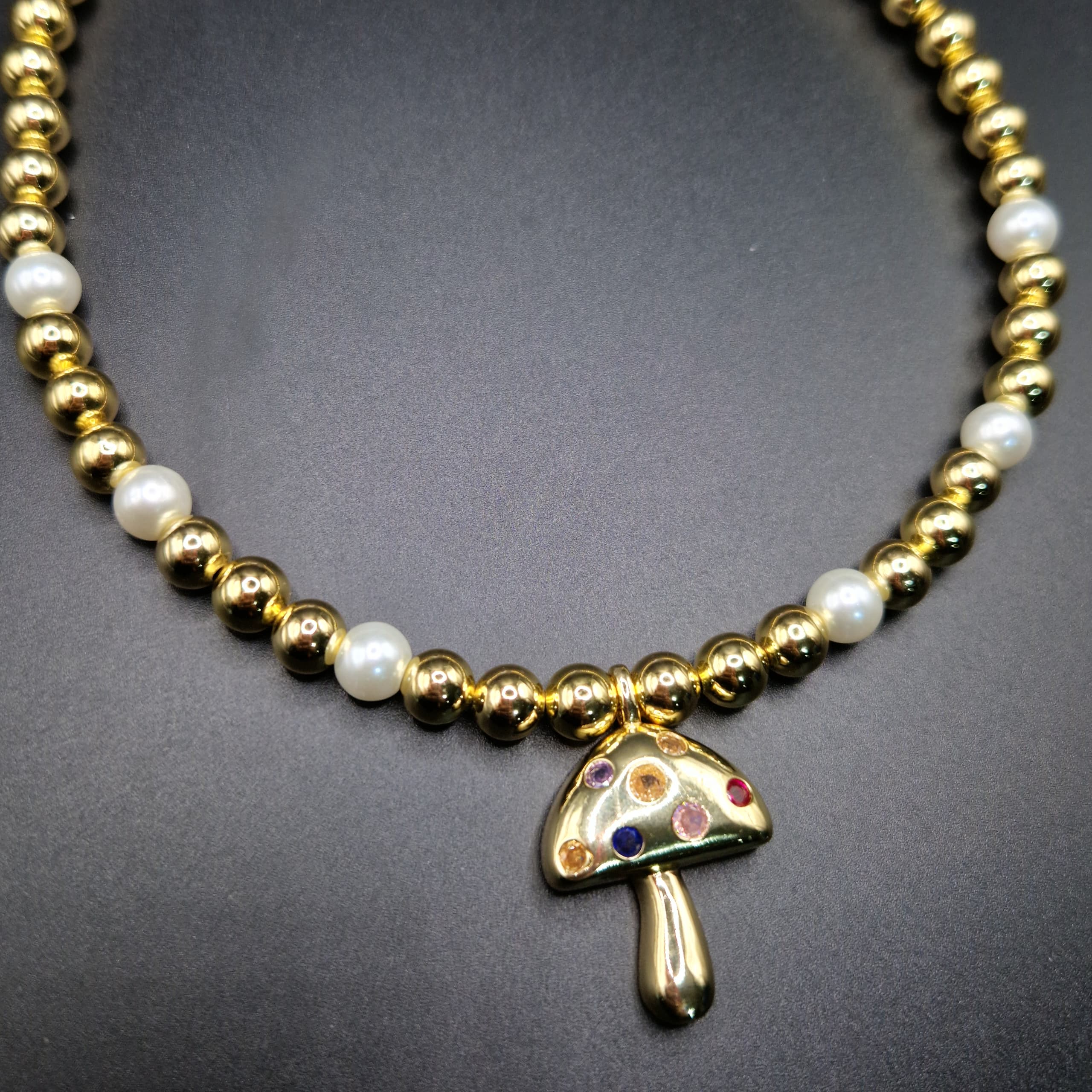 COLLAR DE PERLAS CON UN HONGUITO