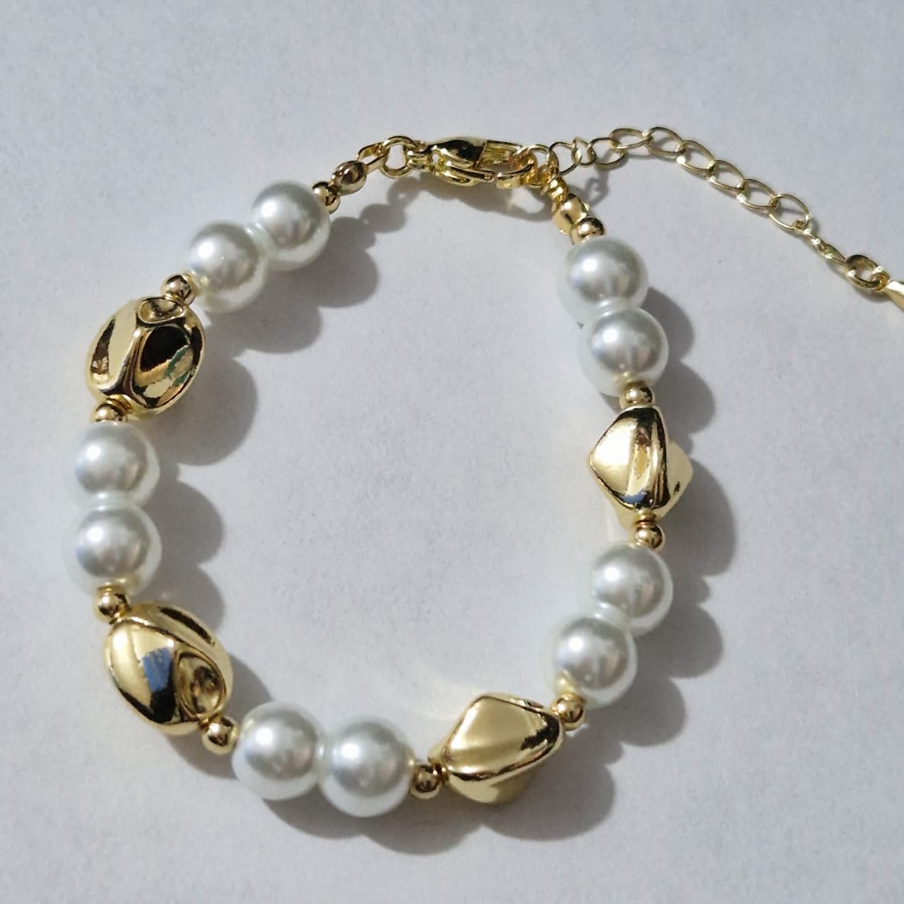 PULSERA DE PERLAS Y PASADORES DORADOS