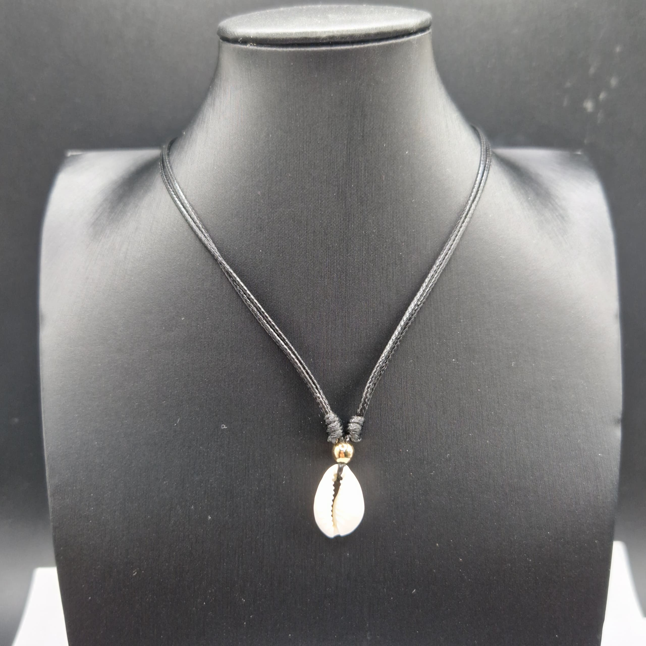 COLLAR DE PIEL DE SERPIENTE CON CARACOL