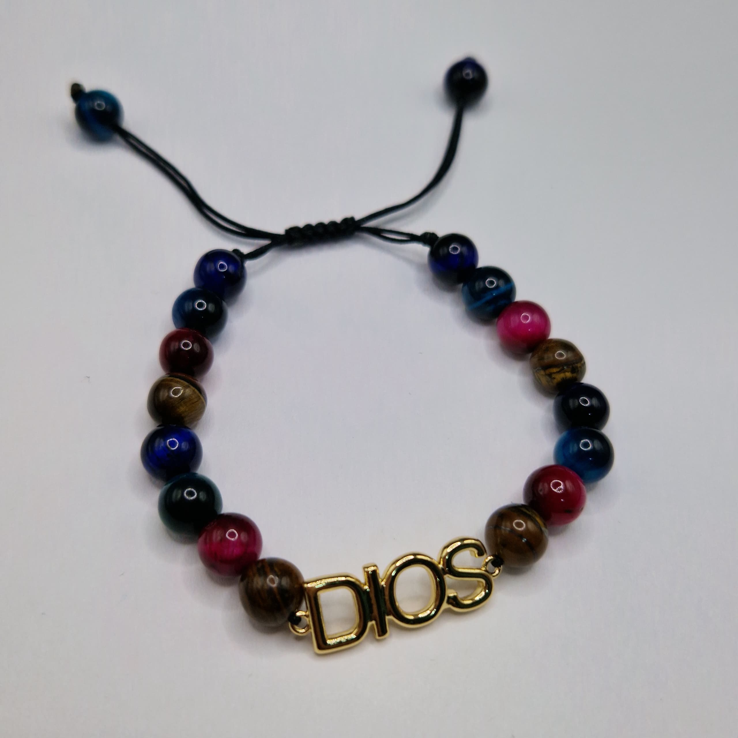 PULSERA CON PIEDRAS DE OJOS DE TIGRE DE COLORES, CON DIJE DE DIOS