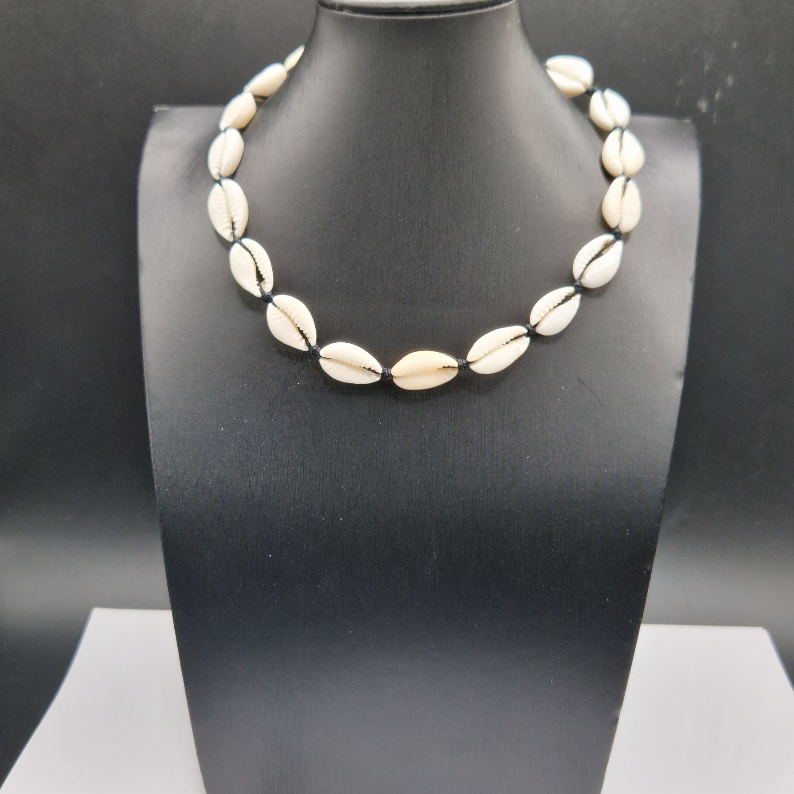 COLLAR CARACOLES HILO NEGRO