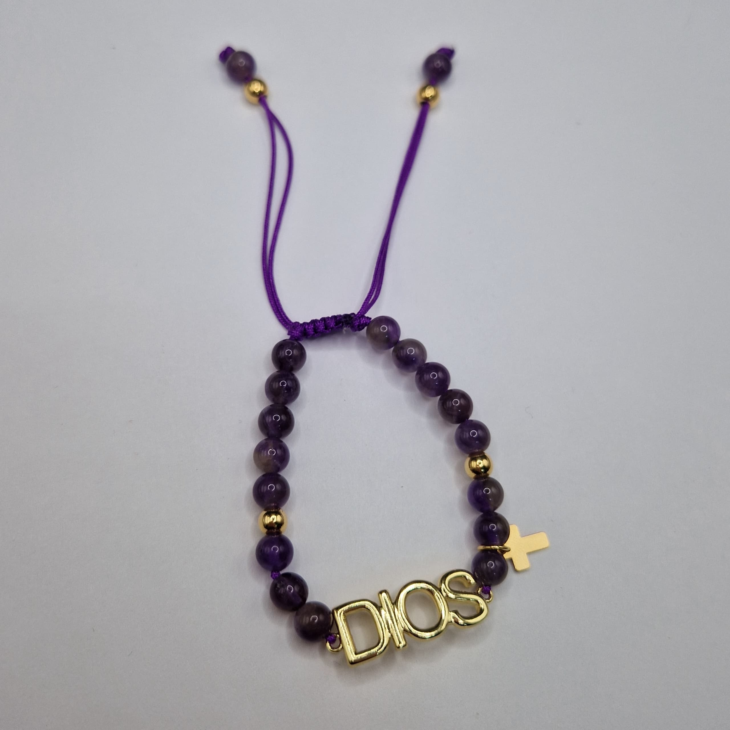 PULSERA DE AMATISTA CON DIJE DE DIOS