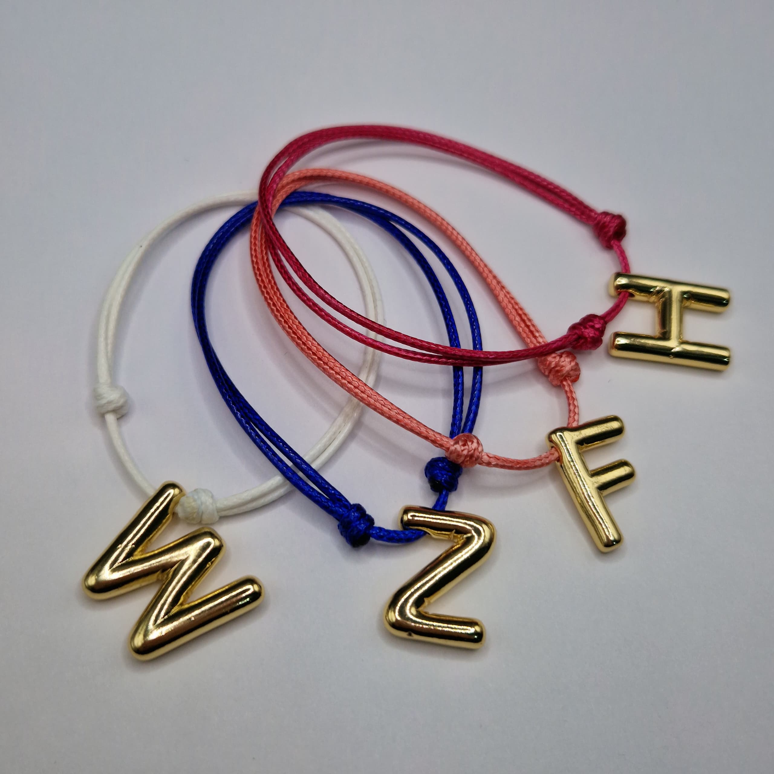 PULSERAS DE PIEL DE SERPIENTE CON LETRA GLOBO