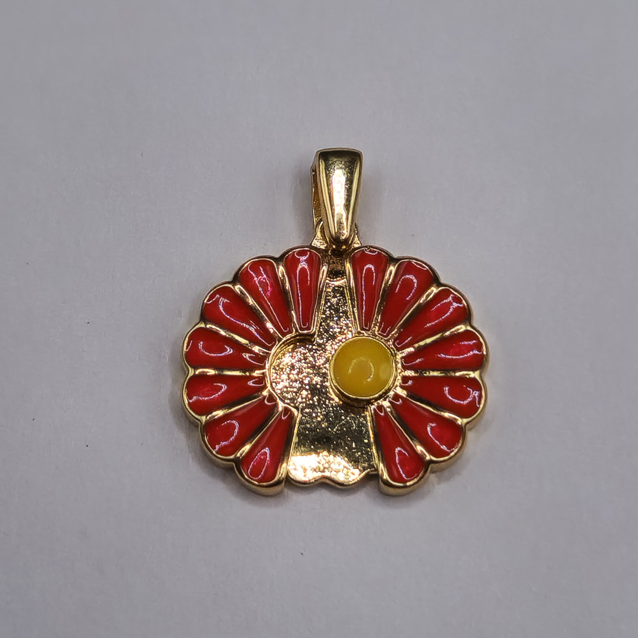 ORO CHINO FLOR ABIERTA EN LA MITAD ROJA