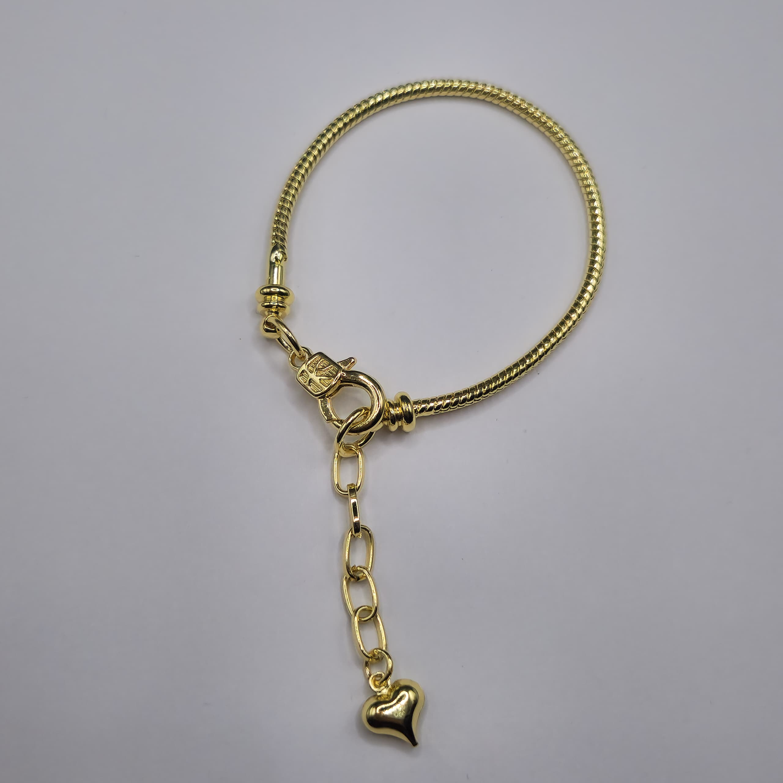 PANDORA DORADA CON BROCHE Y EXTENSOR CON CORAZON