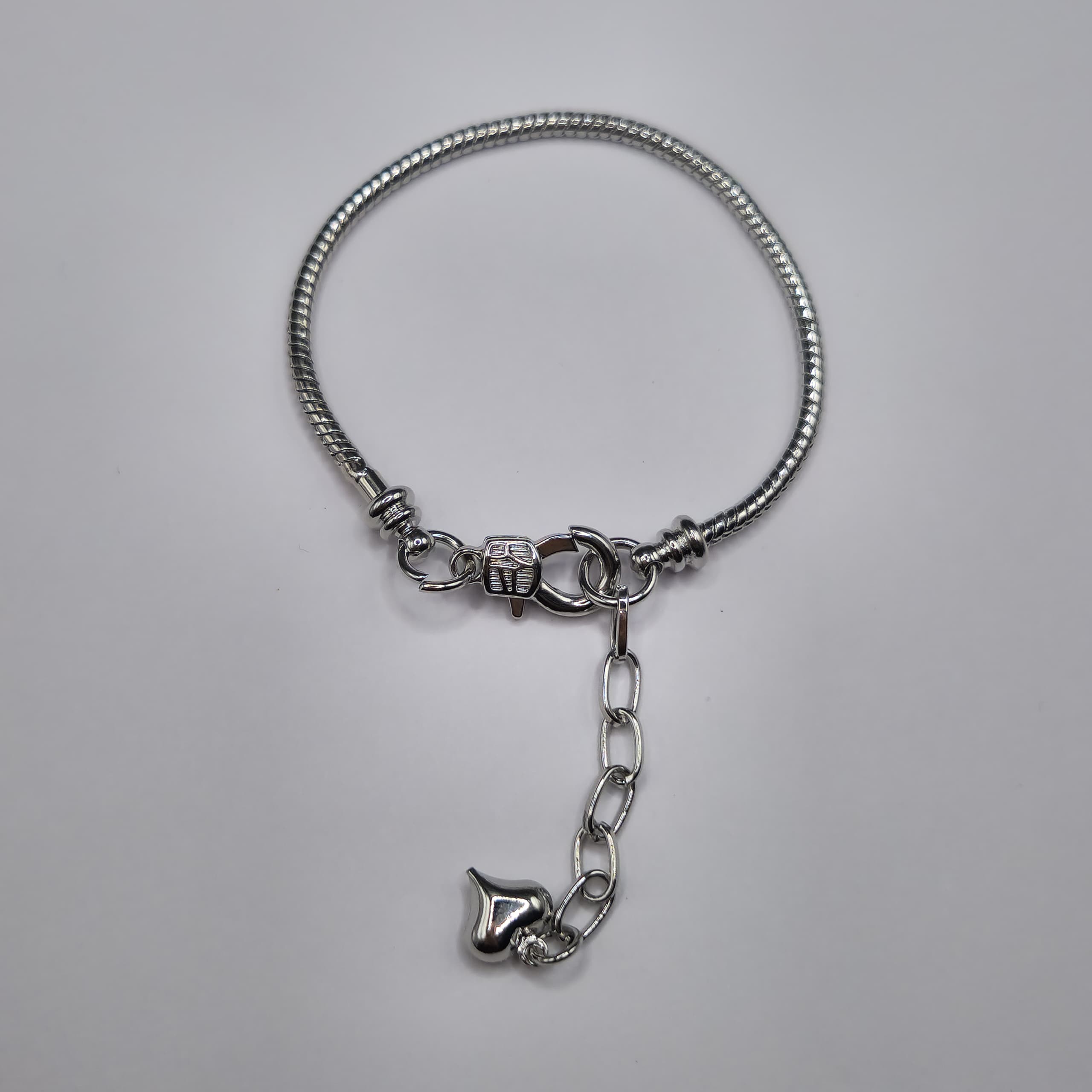 PANDORA PLATEADO CON BROCHE Y EXTENSOR CON CORAZON