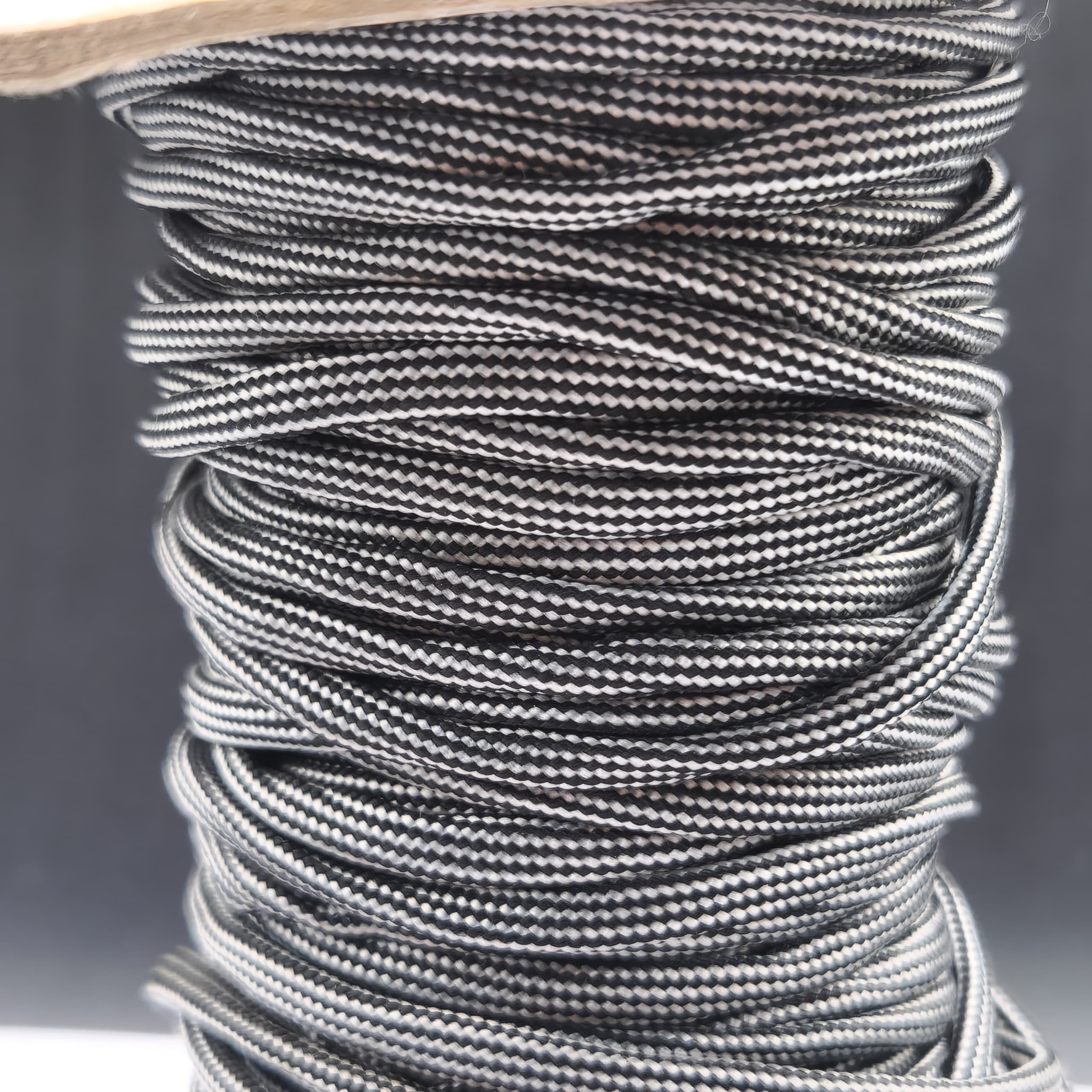 PARACORD POR METRO GRIS CON NEGRO
