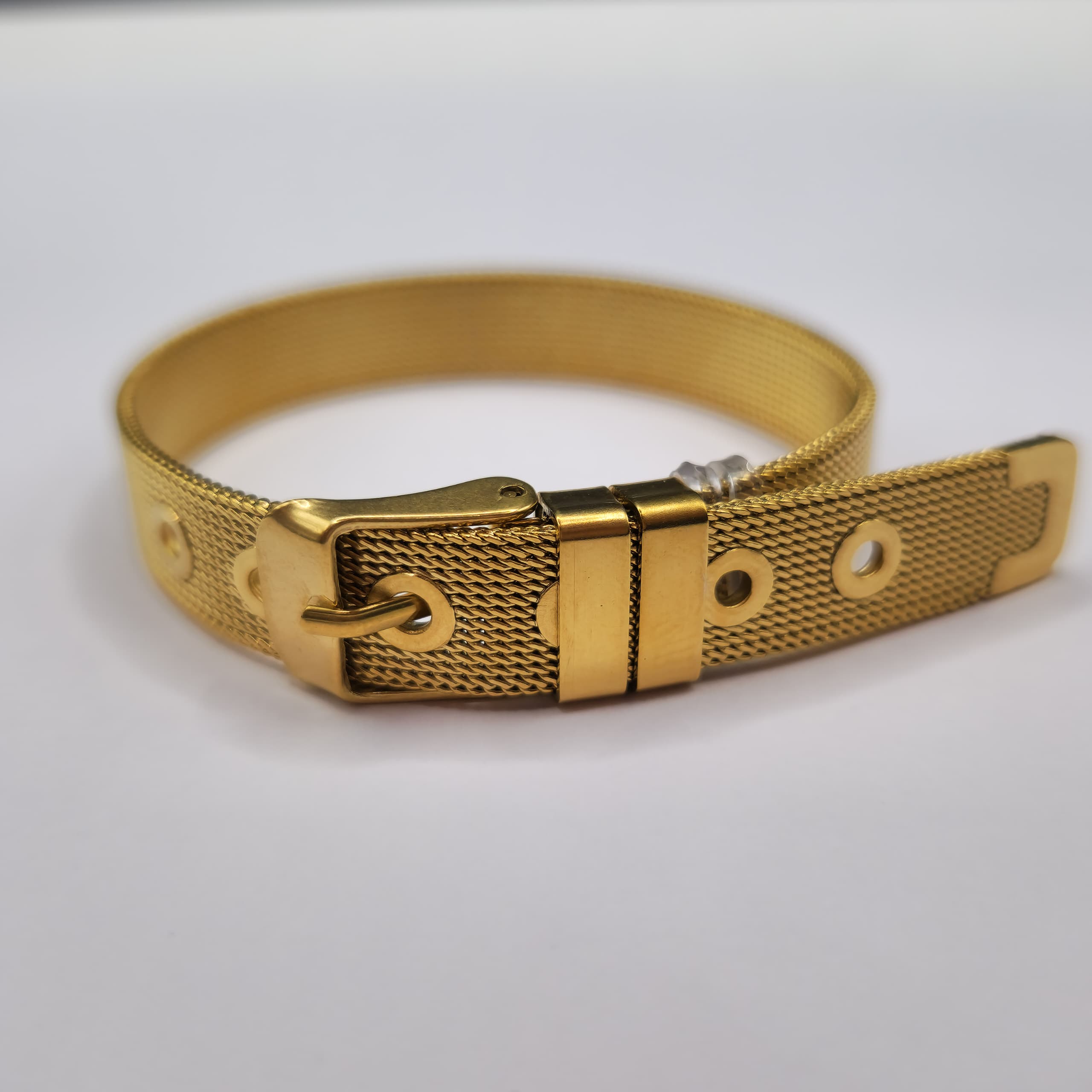 PULSERA ESTILO CORREA DORADA