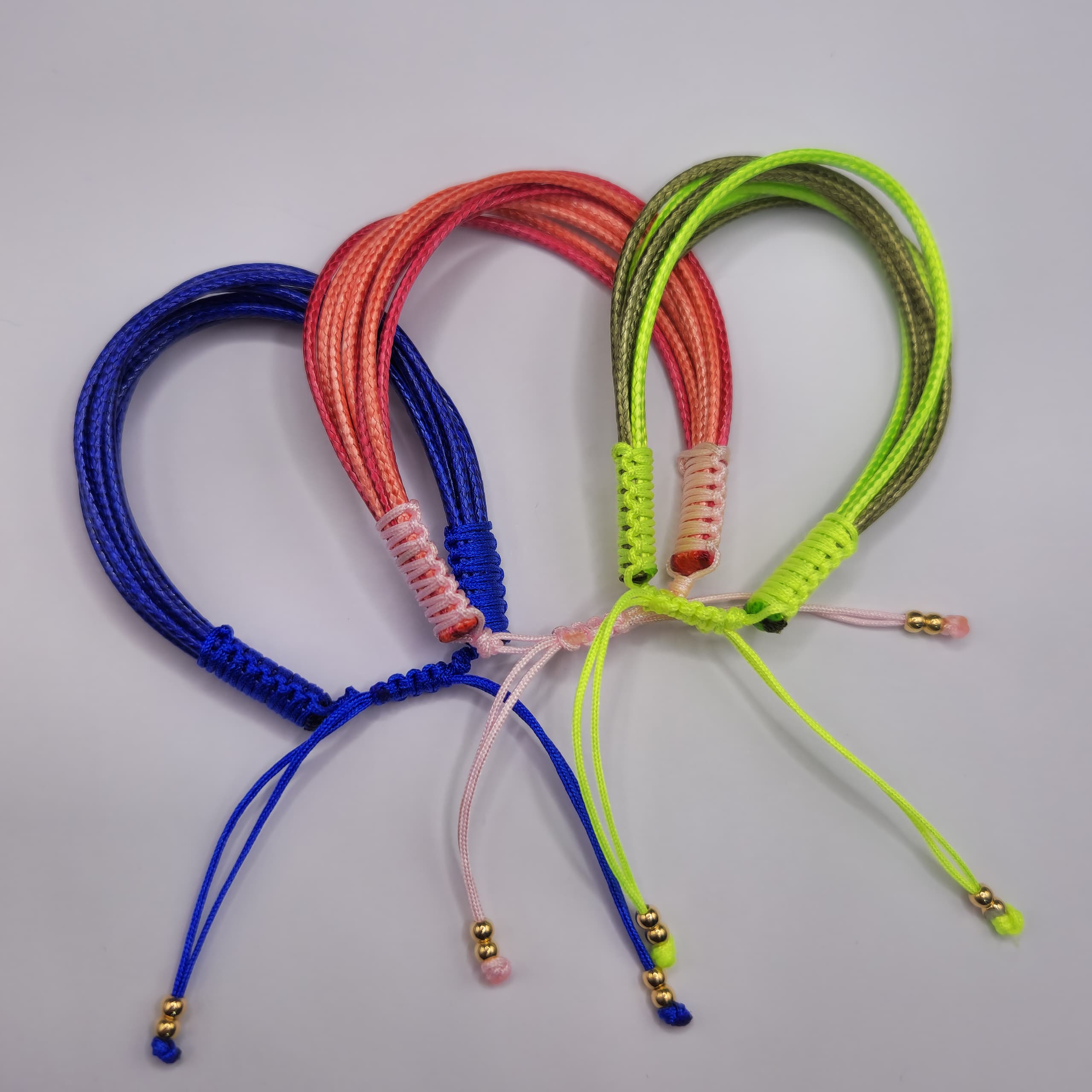 PULSERAS DE VARIOS HILOS DE COLORES