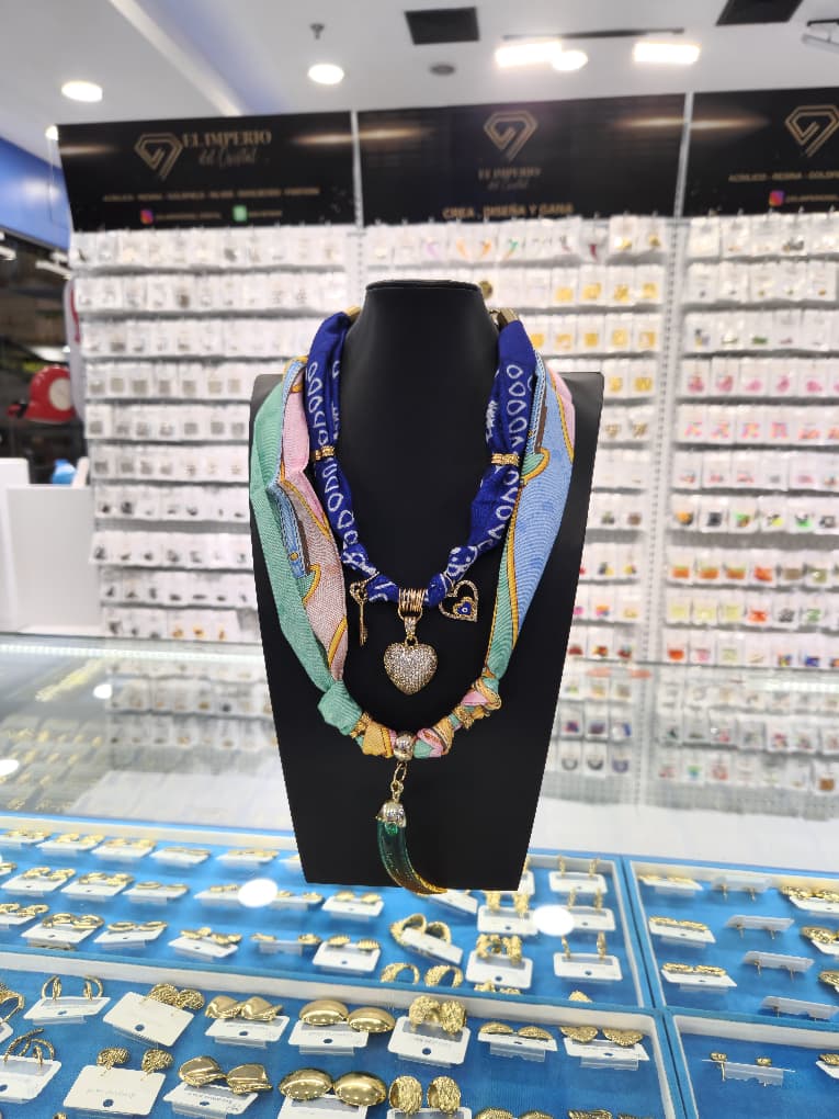 COLLAR DE PAñOLETA AZUL
