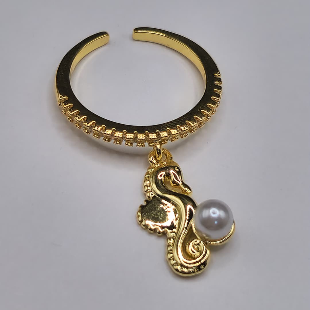 ANILLO CON DIJE DE CABALLITO DE MAR