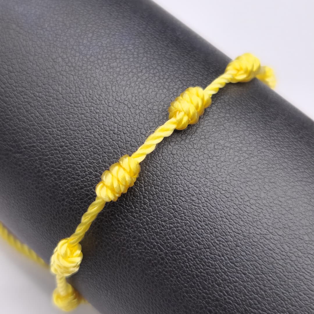 PULSERA 7 NUDOS AMARRILLA