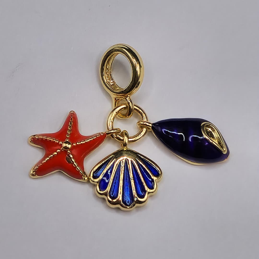 PANDORA DIJE ESTRELLA ROJA CON ALMEJA AZUL