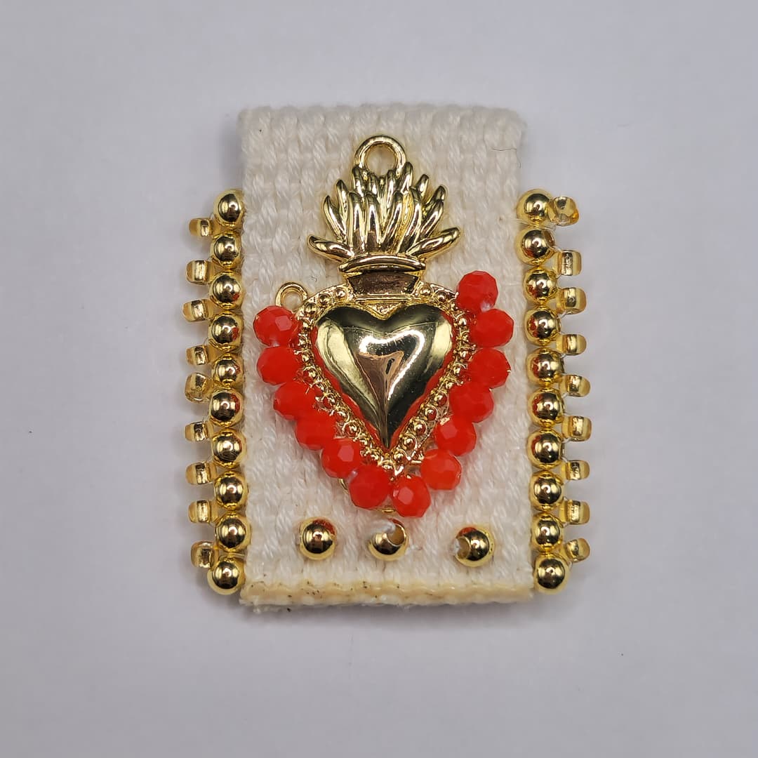 ORO CHINO ESCAPULARIO DE TELA BEIGE CON SAGRADO CORAZON CON CRISTALES ROJOS