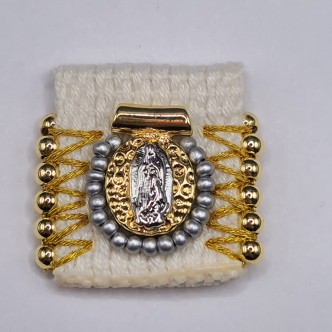 ORO CHINO ESCAPULARIO DE TELA BEIGE CON VIRGEN LA MILAGROSA Y MOSTACILLA PLATEADA