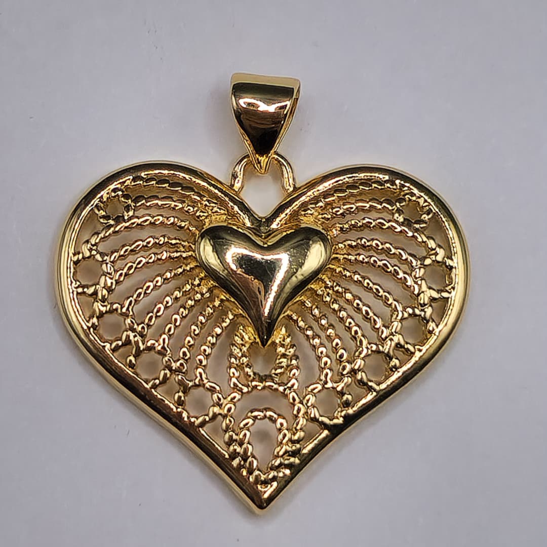 ORO CHINO CORAZON CON DETALLES DENTRO