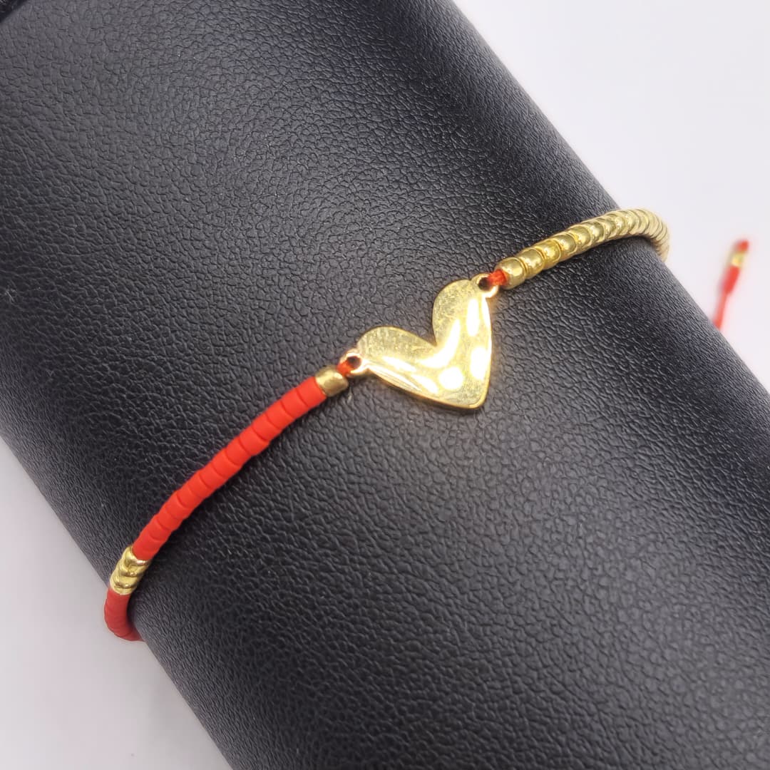 PULSERA DE MIYUKI ROJA CON CORAZON CONECTOR