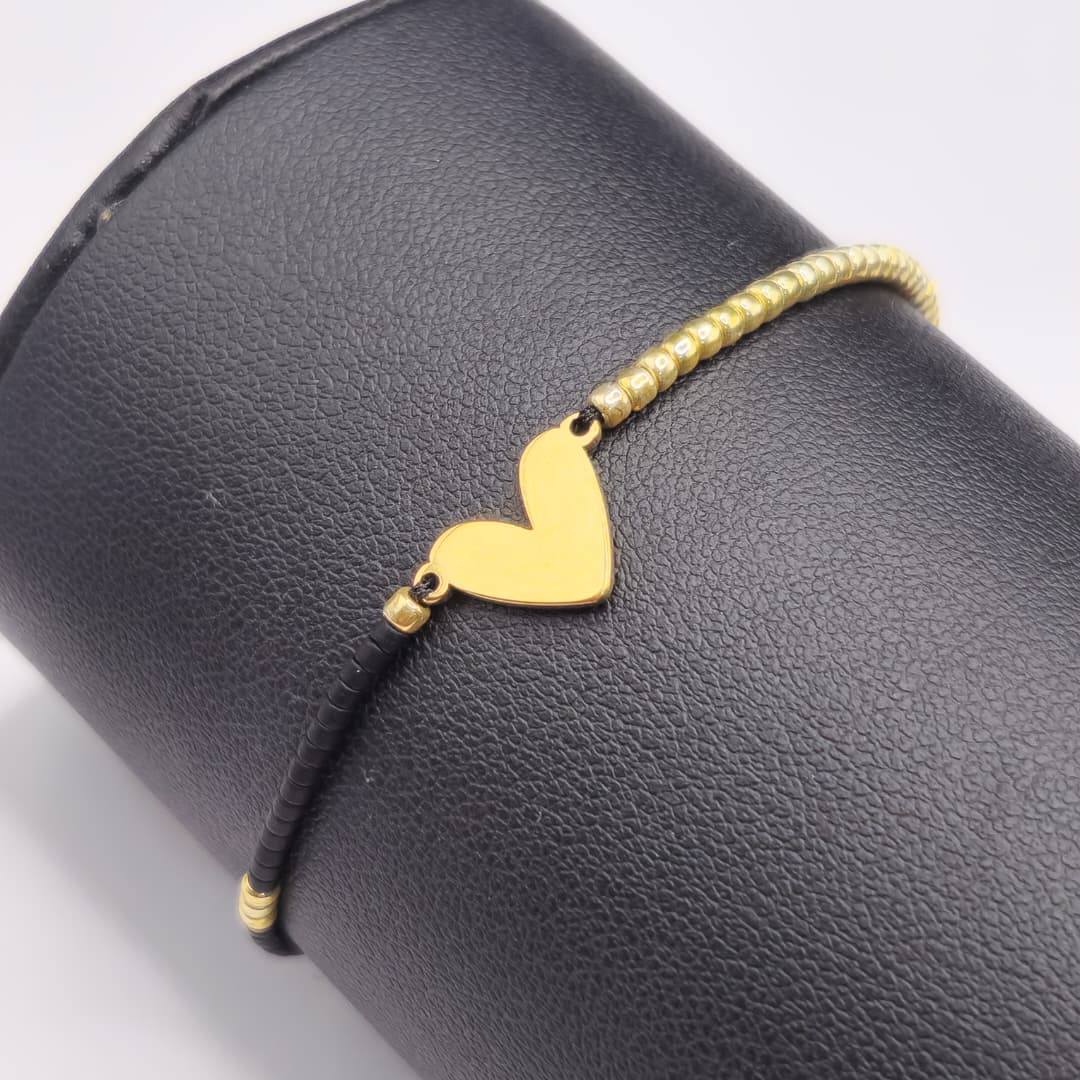 PULSERA DE MIYUKI NEGRA CON CORAZON CONECTOR
