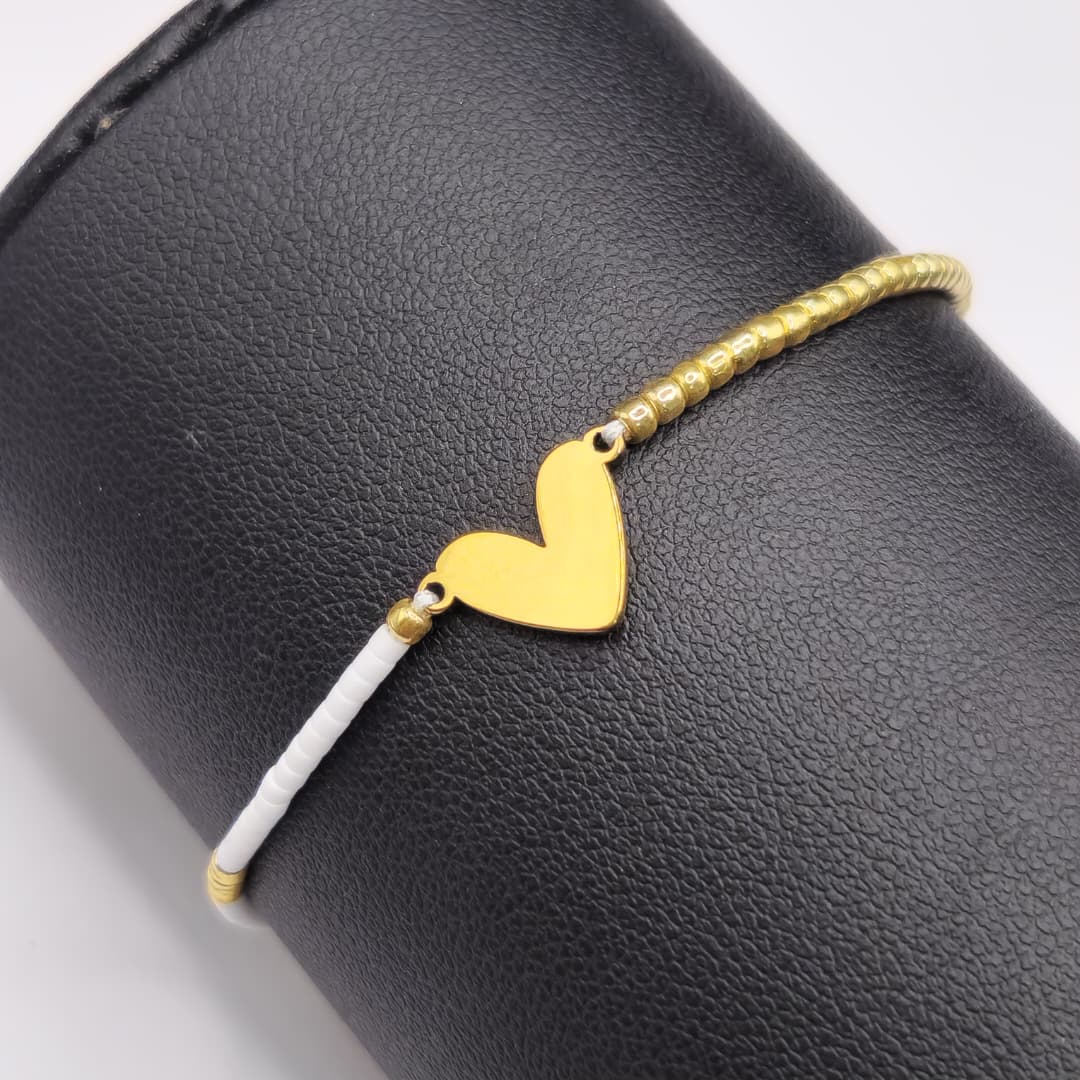 PULSERA DE MIYUKI BLANCA CON CORAZON CONECTOR