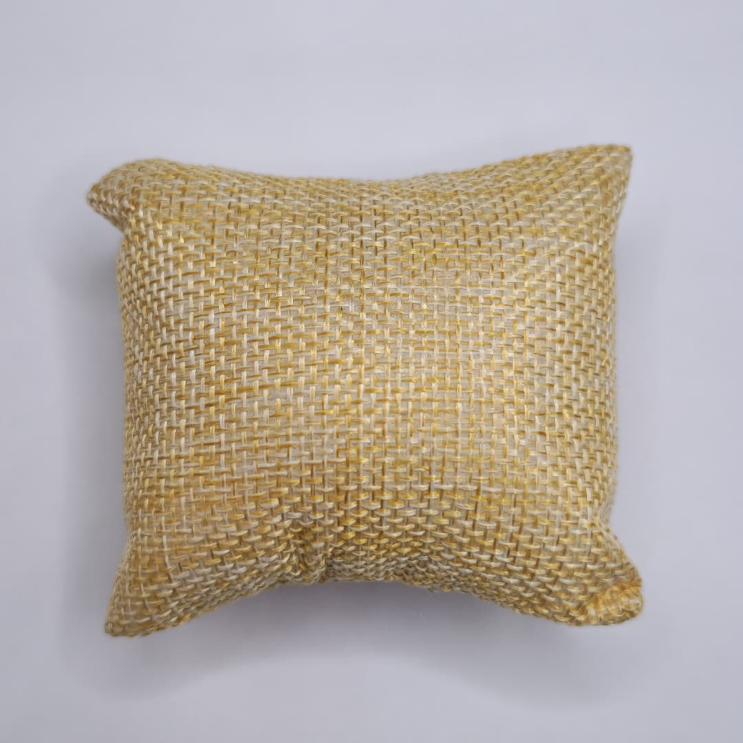 EXHIBIDOR DE ALMOHADA BEIGE