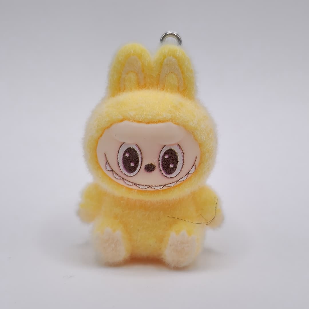 LABUBU AMARILLO SENTADO