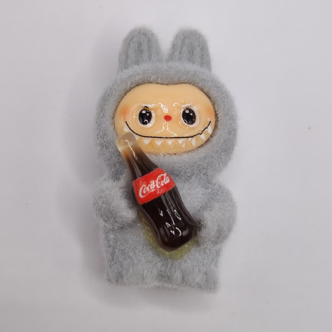 LABUBU GRIS PARADO CON BOTELLA DE COCA COLA