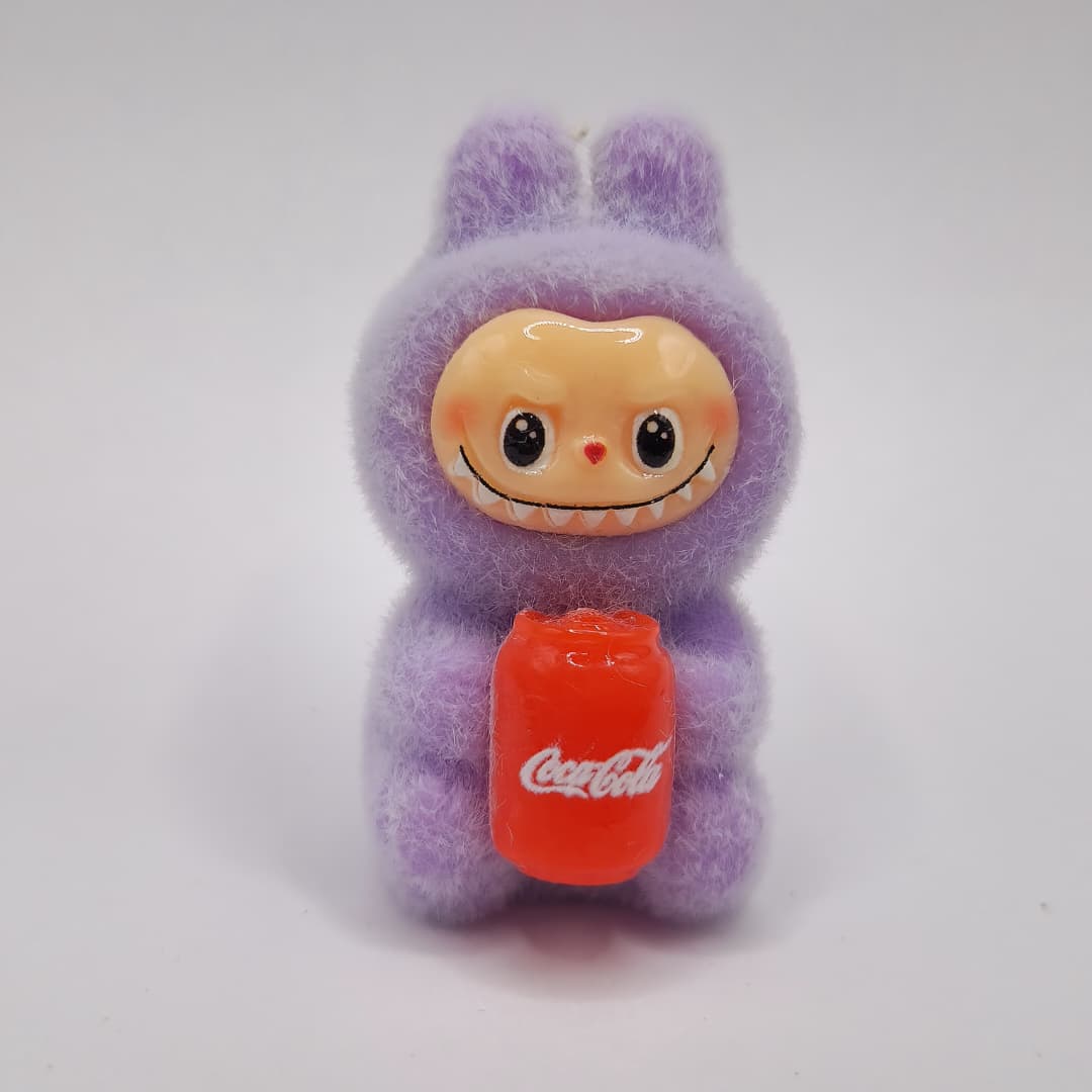LABUBU MORADO SENTADO CON COCA COLA DE LATA