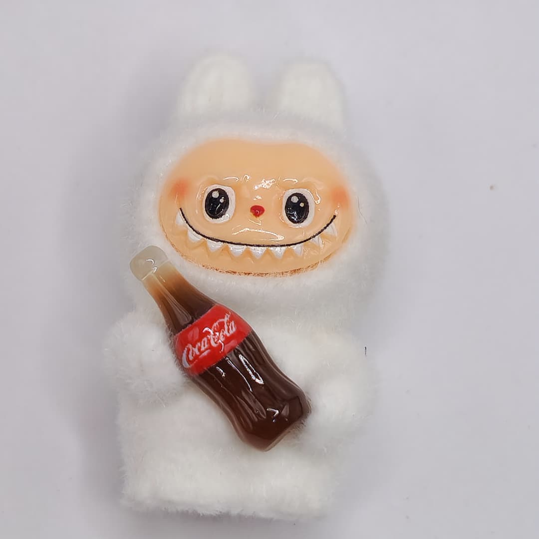LABUBU BLANCO SENTADO CON COCA COLA DE BOTELLA