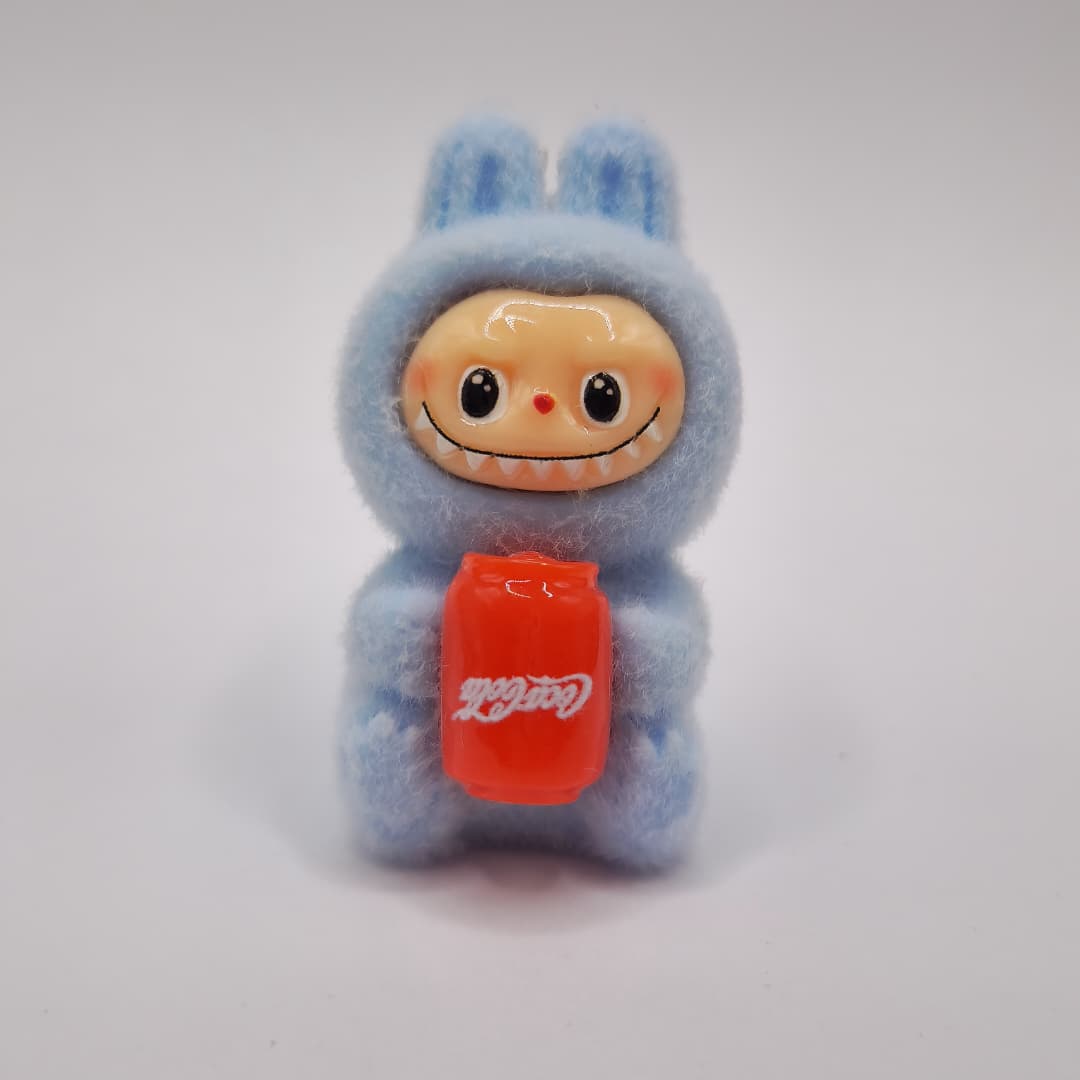 LABUBU AZUL CLARO CON LATA DE COCA COLA