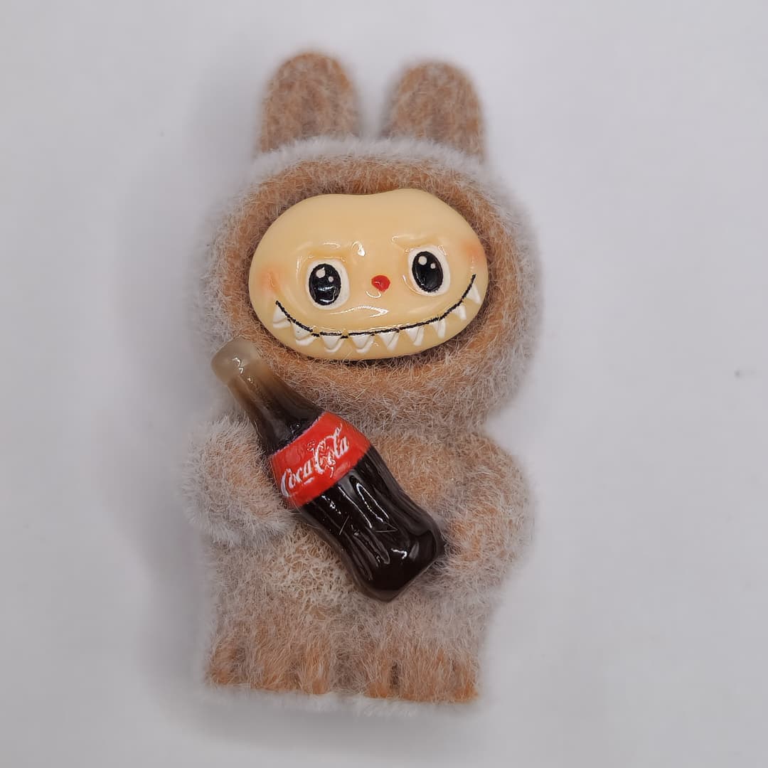 LABUBU MARRON CON COCA COLA DE BOTELLA