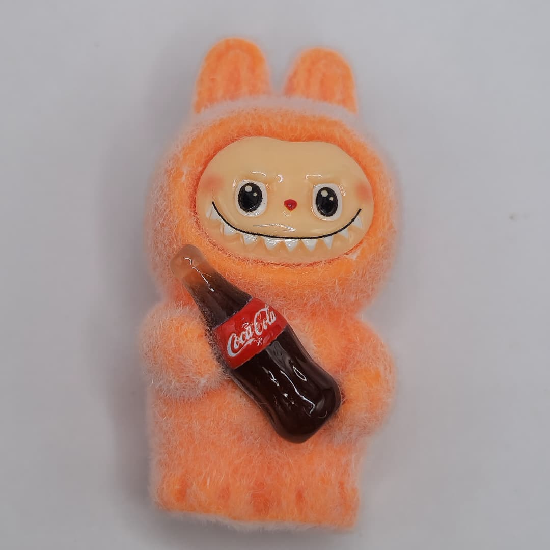 LABUBU NARANJA CON COCA COLA DE BOTELLA