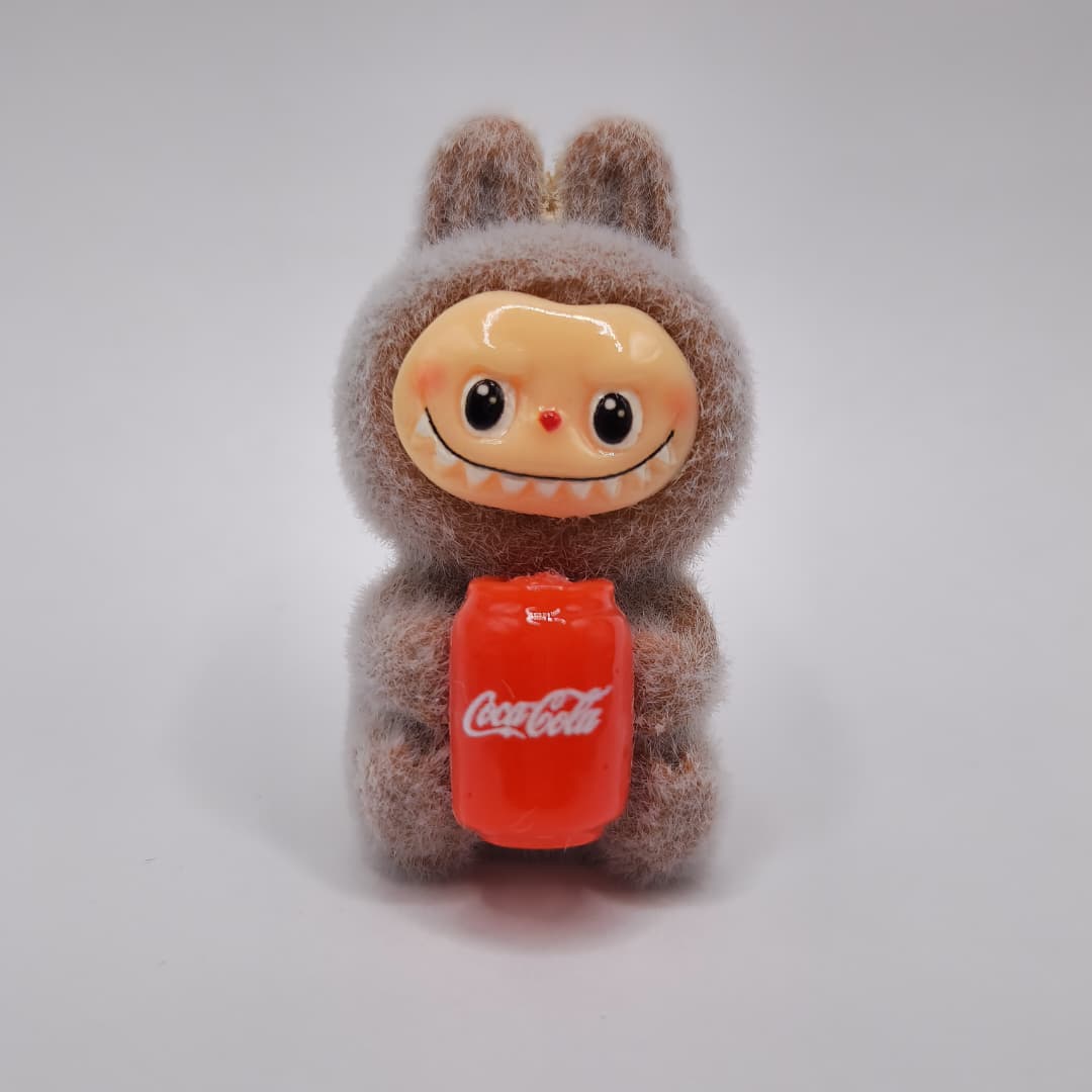 LABUBU MARRON SENTADO CON COCA COLA DE LATA