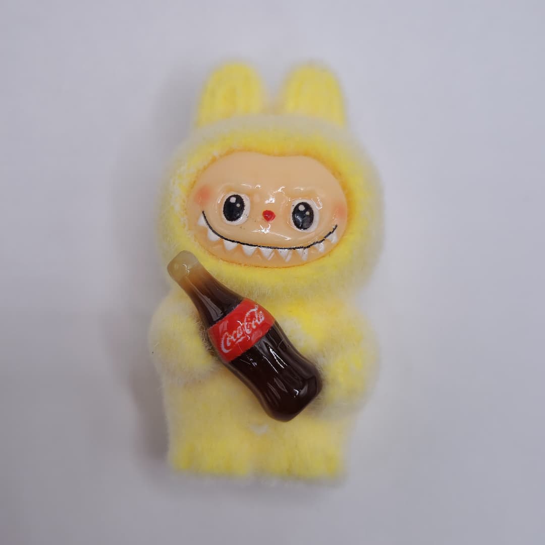 LABUBU AMARILLO CON COCA COLA DE BOTELLA