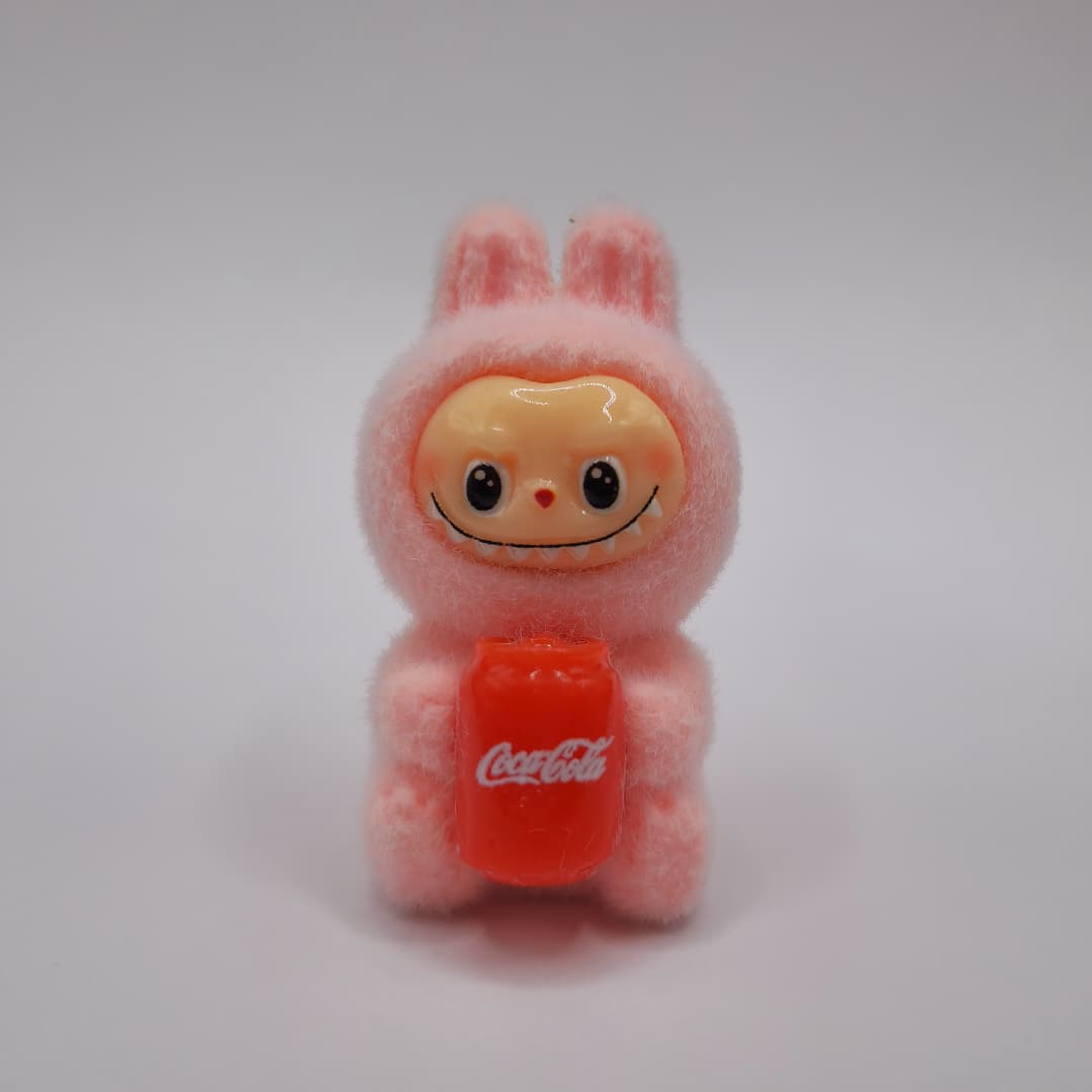 LABUBU ROSADO SENTADO CON COCA COLA DE LATA