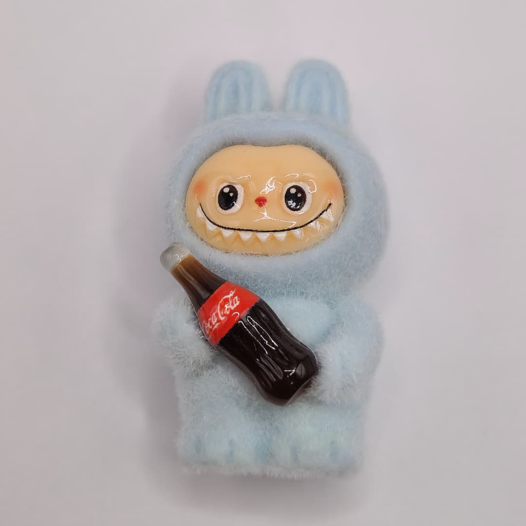LABUBU AZUL CLARO CON COCA COLA DE BOTELLA