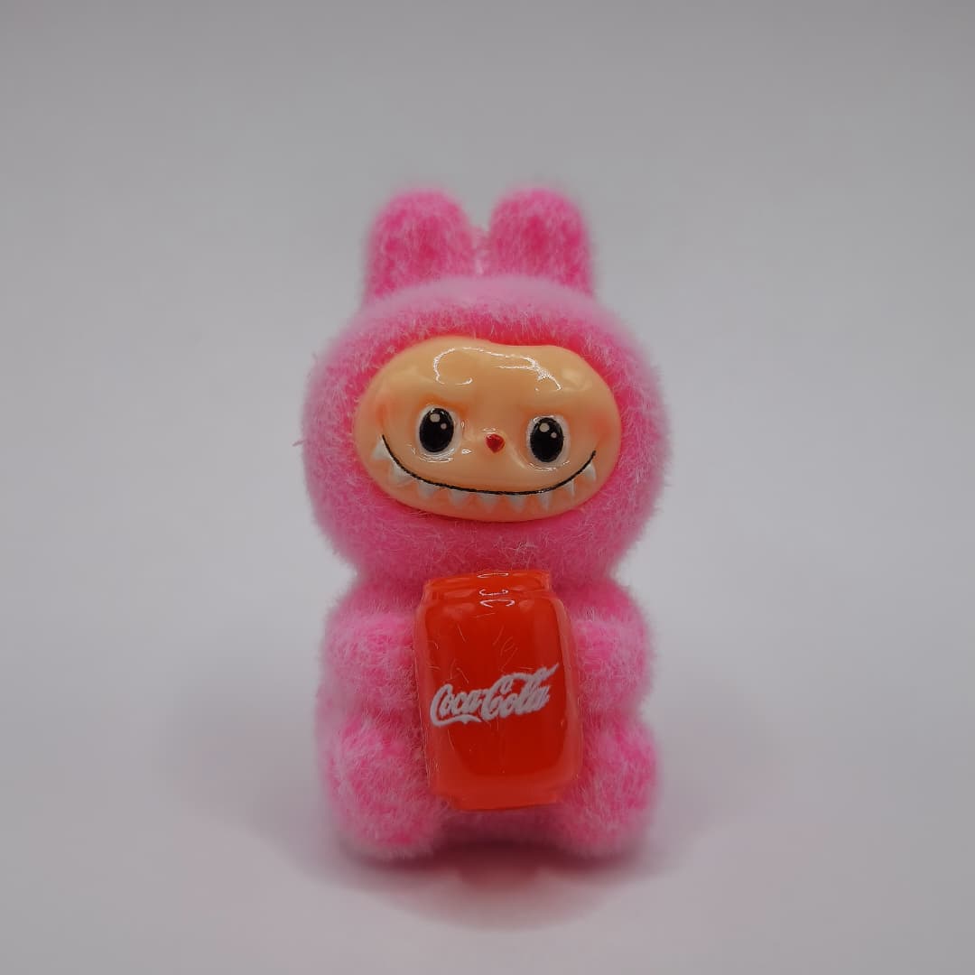 LABUBU FUCSIA SENTADO CON COCA COLA DE LATA