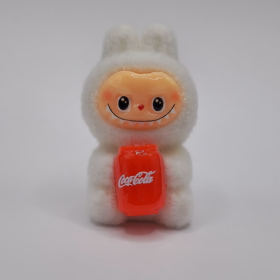 LABUBU BLANCO SENTADO CON COCA COLA DE LATA