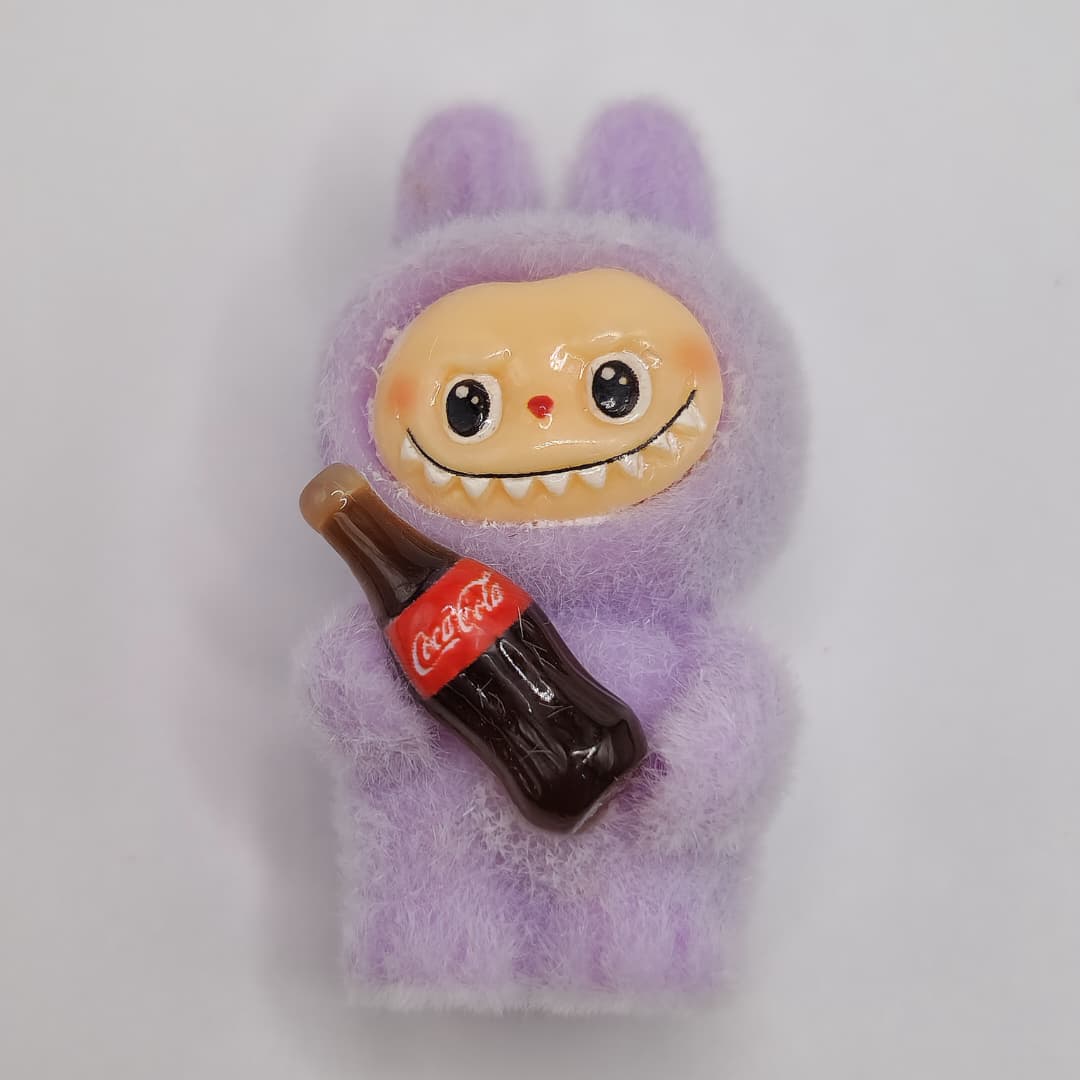 LABUBU MORADO CON COCA COLA DE BOTELLA