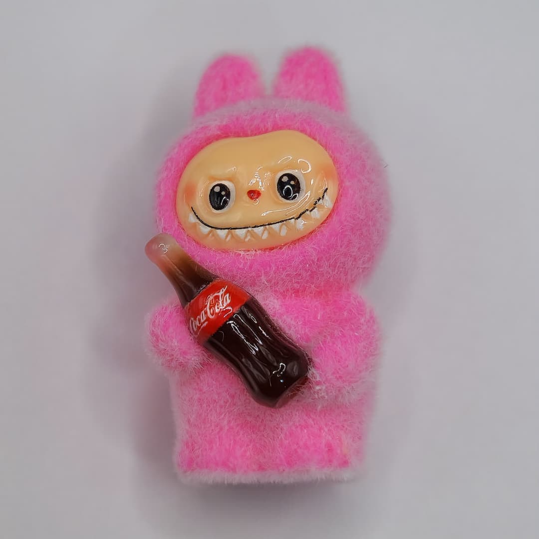 LABUBU FUCSIA CON COCA COLA DE BOTELLA