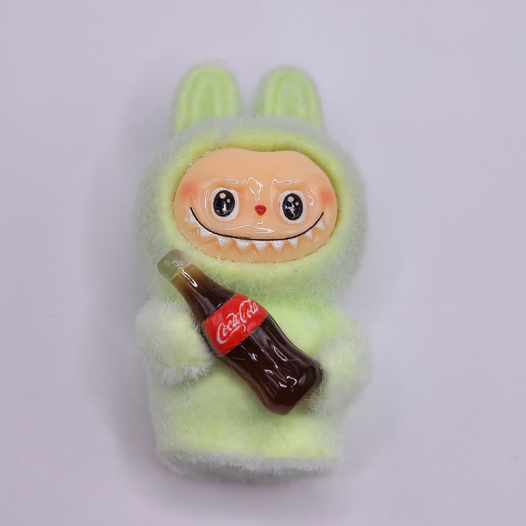 LABUBU VERDE CON COCA COLA DE BOTELLA