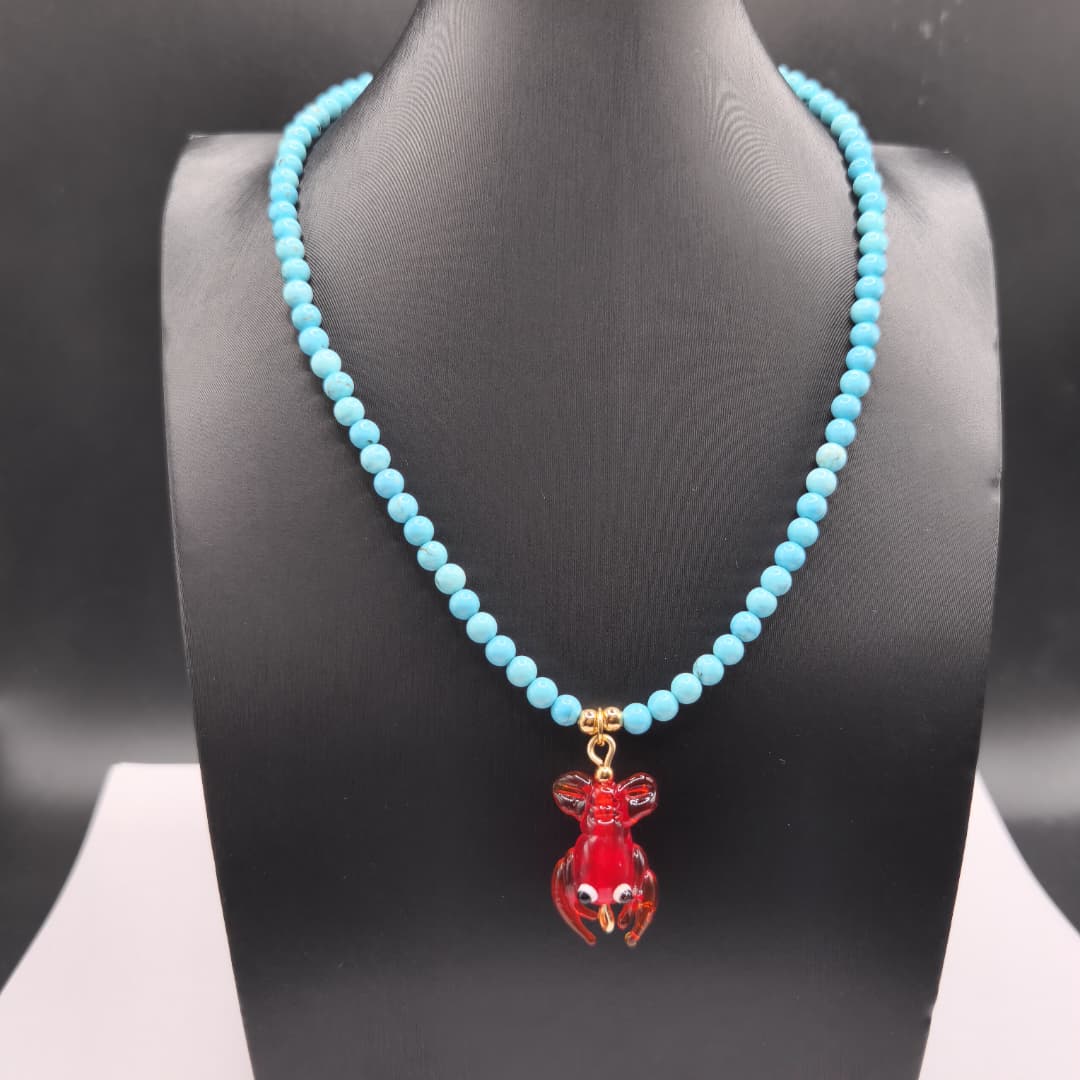 COLLAR CON PIEDRA TURQUESA Y DIJE DE LANGOSTICA ROJA