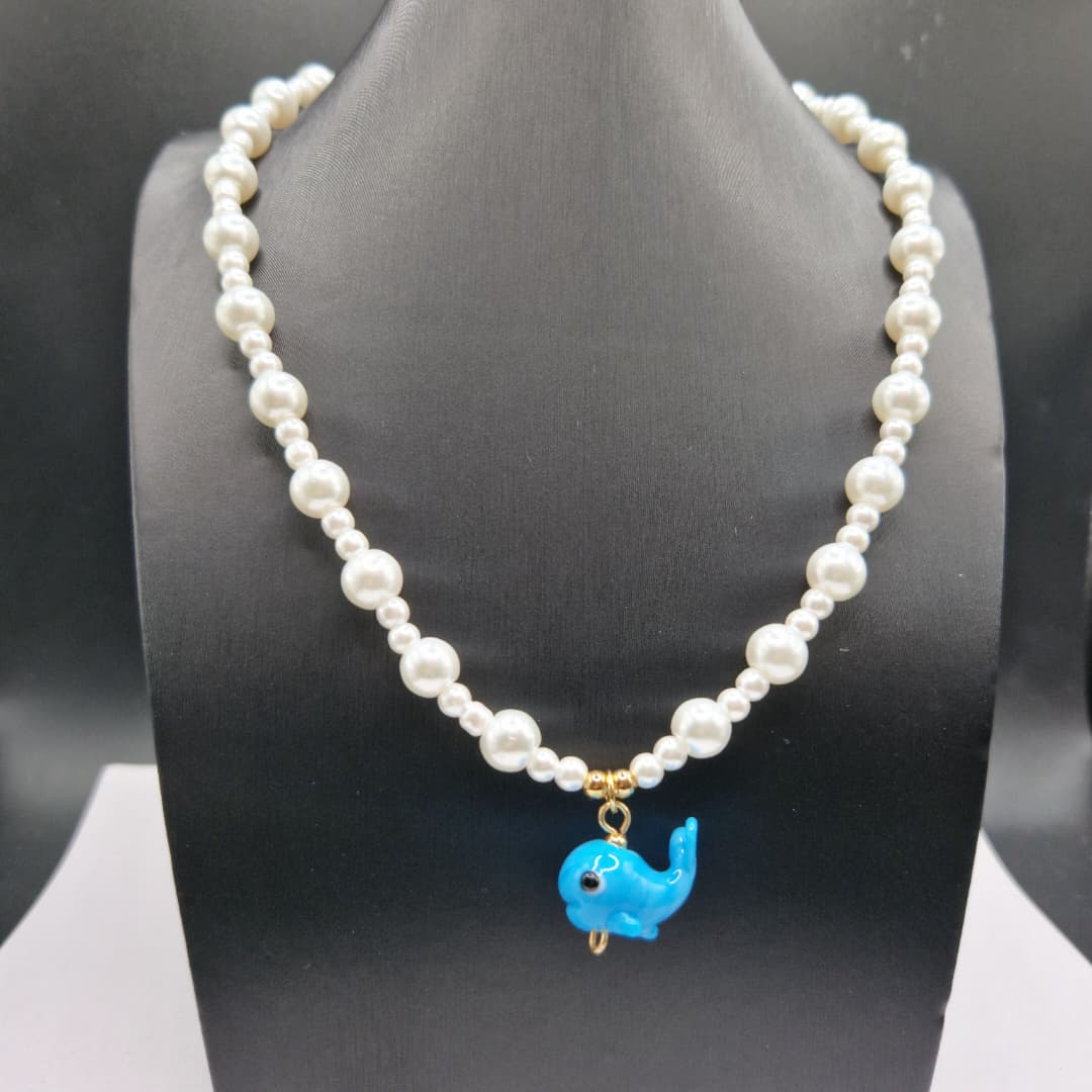 COLLAR DE PERLA CON BALLENA AZUL