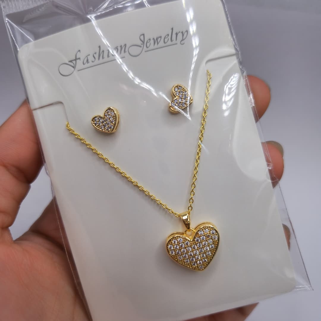 SET DE ZARCILLOS Y COLLAR DE CORAZON