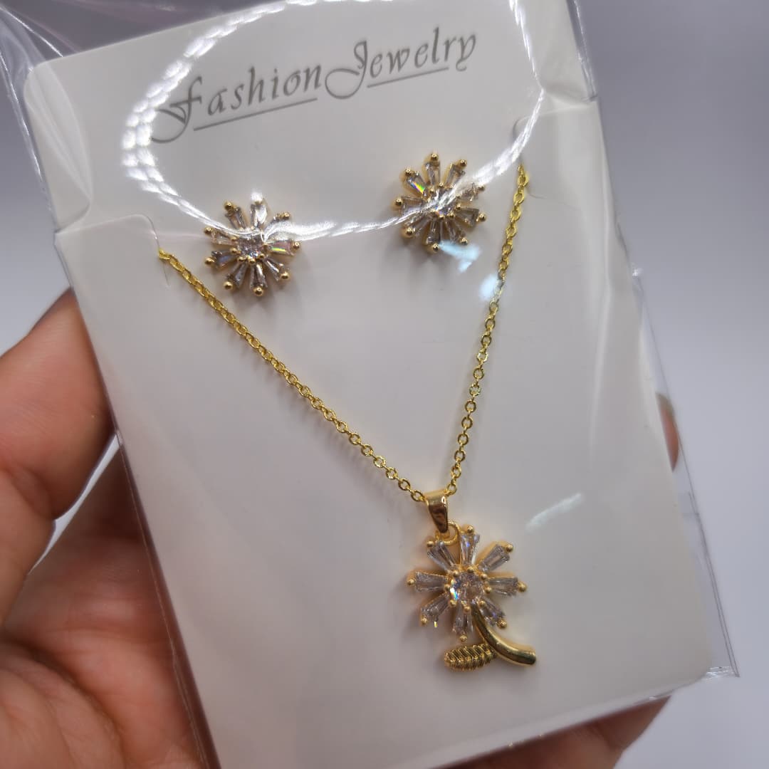 SET DE ZARCILLOS Y COLLAR DE FLOR