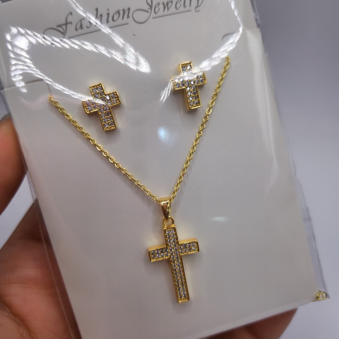 SET DE ZARCILLOS Y COLLAR DE CRUZ