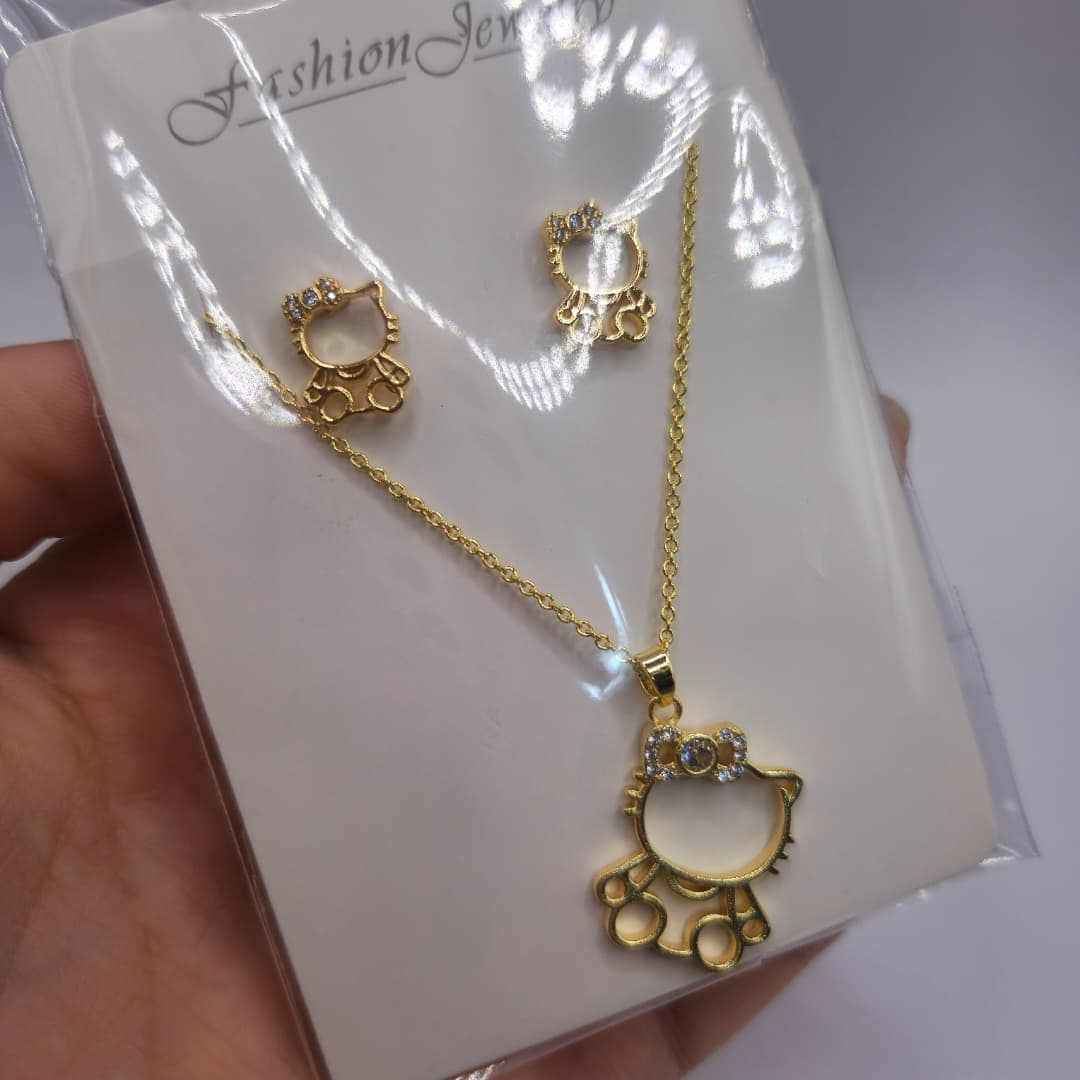 SET DE ZARCILLOS Y CADENA DE HELLO KITTY